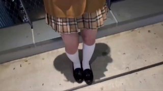 穿着开档肉色丝袜的长发美女用刷子刷逼自慰
